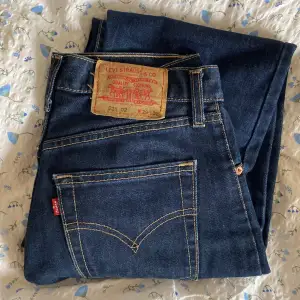 Mörkblå vintage mid/lowwaist jeans. Något för korta på mig som är 170, 