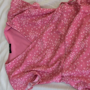 Rosa sommarklänning strl 140 - Bra skick använd några 1-3, är för kort för mig. Kontakta för mer bilder eller information!