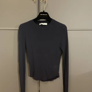 Ribbatickad topp - Ribbaticakd topp i mörkblått från zara🤩 Storlek: S