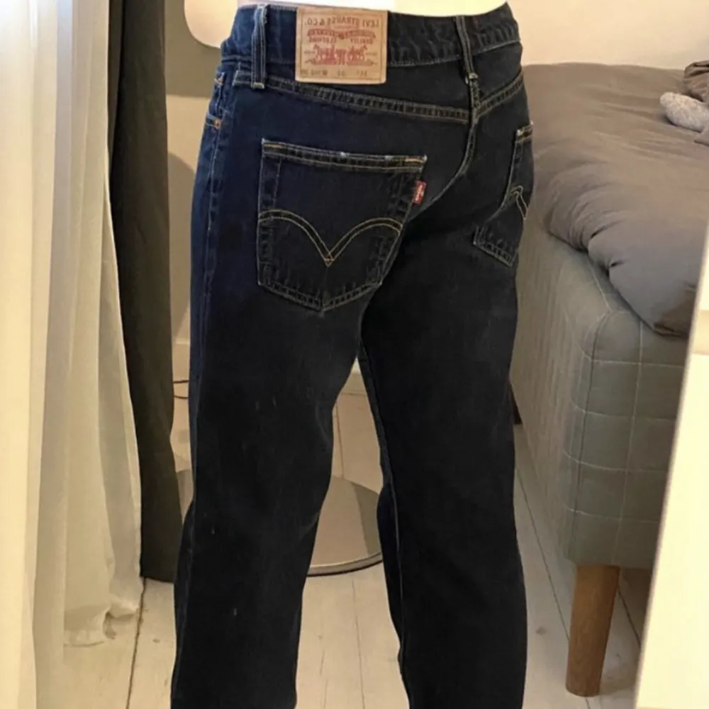 Säljer dessa Levis jeans i modellen eve straight leg, lågmidjade och så sjukt snygga men tyvärr förstora för mig! Passar mig i längden och jag är 167. Jeans & Byxor.