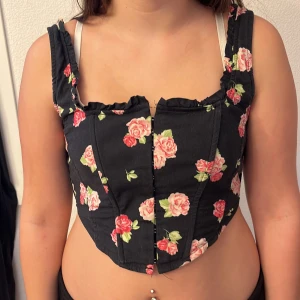 Svart korset  - Svart korset från stradivarius. Jätte fin men är lite sliten vid kanterna av bågorna. Storlek L 