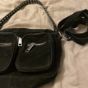 Noella väska - Säljer denna fina svarta Noella väska då jag köpt en annan💜