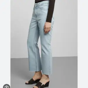 Ljusa jeans från weekday i modellen ”Mile cropped sling blue” storlek 25