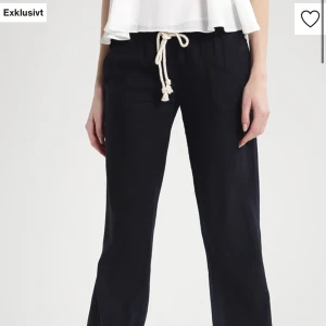 Roxy linnebyxor - Jättesöta o bekväma linnebyxor. Passar perfekt på mig som är 170cm. Storlek M men passar dem som har storlek 38. Säljer då jag inte använder de så ofta 💖💖