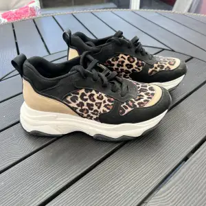 Leopard sneakers. Knappt använda.  Från NA-KD i storlek 38