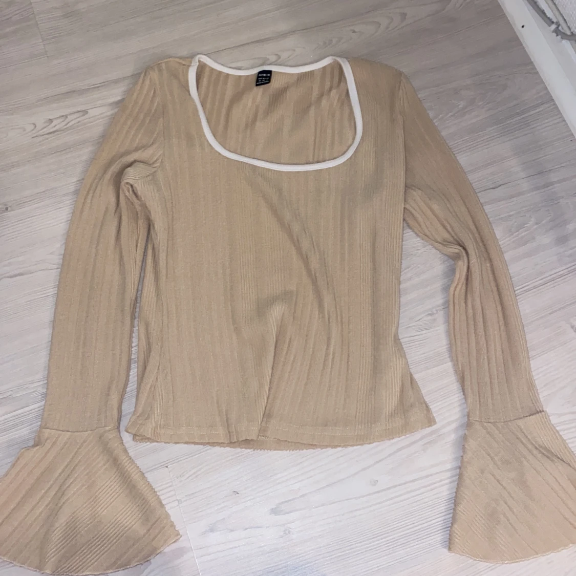 Beige topp med utsvängda armar
