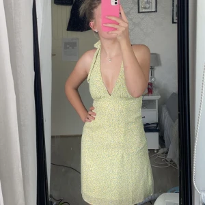 Gullig klänning!💛 - Jättegullig klänning, helt oanvänd utan defekter! Köpt för 299!💗