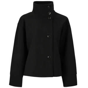 Short felt jacket svart - Säljer denna svarta kappa från Gina! Aldrig använd, prislapp kvar 🩷🩷Är även intresserad av att byta mot en i xs!