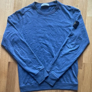 Stone Island Tröja  - Säljer min pojkväns Faded blue Stone Island Tröja. Skick 8,5/10. För fler frågor/Bilder skriv privat.😁