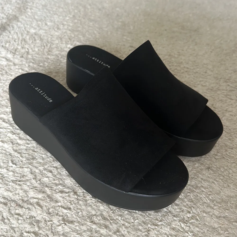 Superfina sandaler i platå och mocka material från attitude, oanvända och tyvärr för små för mig. Nypris 399:-. Skor.