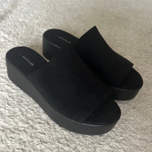 Platå sandaler/tofflor - Superfina sandaler i platå och mocka material från attitude, oanvända och tyvärr för små för mig. Nypris 399:-