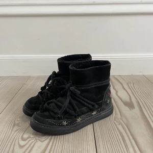 🦋UNIKA INUIKII🦋 - Svarta inuikiis med coolt unikt mönster!💖🌟Pärlor, blommor och fjärilar😍Använda, men i gott skick!  Buda i kommentarerna och kontakta för fler bilder✨