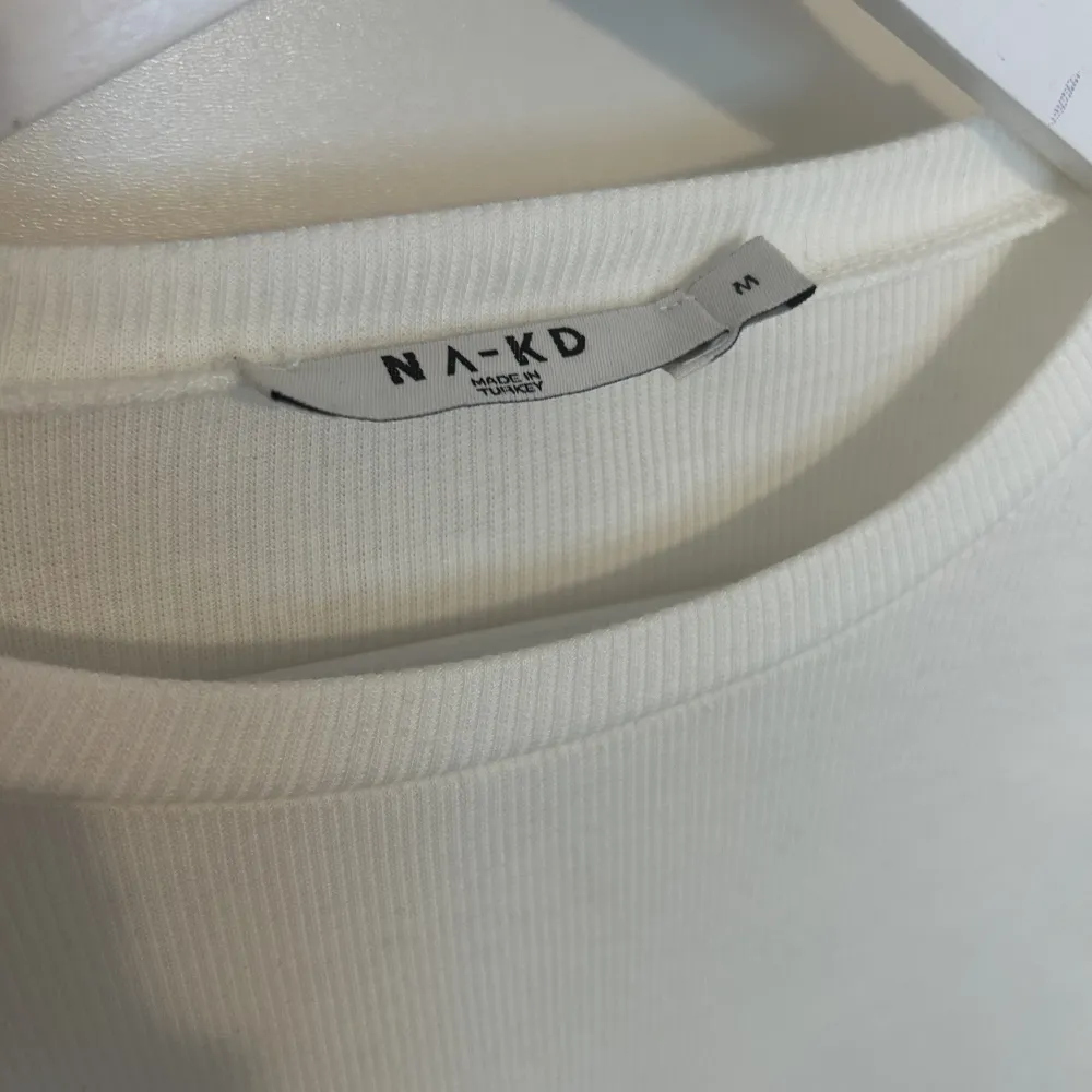 Hej! Säljer nu min vita, tajta, långärmade tröja från NA-KD. Har aldrig använt den va aningen för kort för mig men ryckte av prislappen så hade ej möjlighet att lämna tillbaka. Köpt för 229kr och säljer för 80kr plus frakt💕. Toppar.