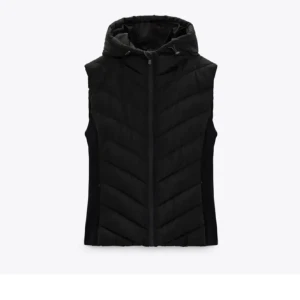 Säljer denna populära zara västen i storlek xs privat för mer bilder💓💋 - Storlek XS Från zara