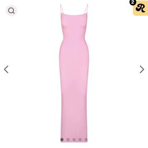 Rosa skims klänning som inte finns kvar att köpa på deras hemsida. Den är köpt för någon månad sedan och använd endast ett fåtal gånger💕