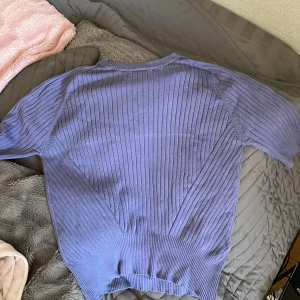 Lila tröja från Gina - En lila fin tröja från Gina, använda men bra skick utan några defekter, vid frågor är det bara att höra av er😊
