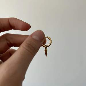 Tiny Poison Arrow Earring i Guldplätterat från Maria Nilsdotter. Knappt använt. 