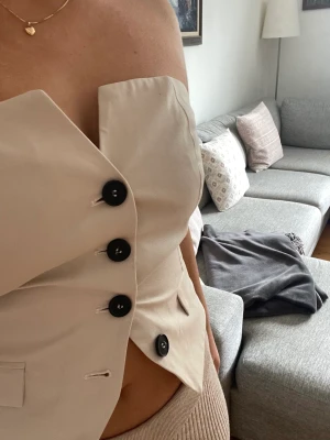 Topp med knappar - Jättesnygg beige topp från bershka!! Aldrig använd! Köparen står för frakten❤️