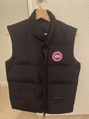 Canada goose freestyle väst - Canada goose freestyle i storlek S , ganska stor i storleken skulle passa en medium 9/10 skick utan några märken Nypris ca 6000kr Pris 2500kr eller bud Tar även byten