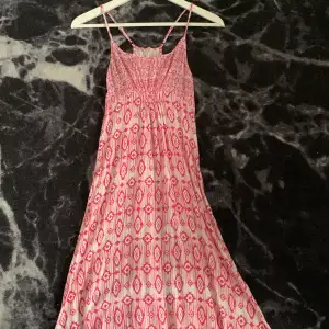 En ganska lång klänning med mönster