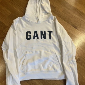 Gant hoodie - En vit gant hoodie som inte har används, den är alltså helt oanvänd. Frakt ingår inte i priset.