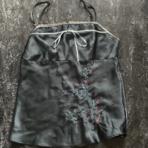 linne - en grön silkes linne med spets köpt från en marknad i tunisien i sommar 