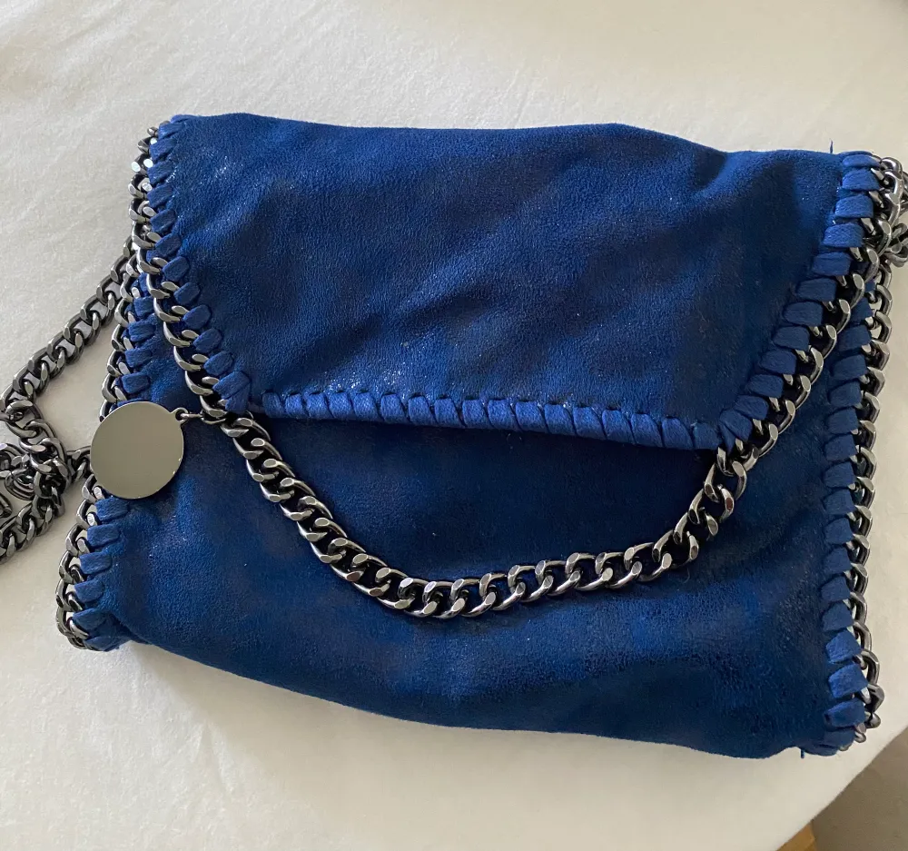Säljer min mörkblå Stella Mccartney-liknande väska, köpt utomlands! Ej äkta men ser väldigt liknande ut!❤️ 300kr + frakt. Väskor.