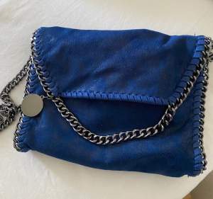 Säljer min mörkblå Stella Mccartney-liknande väska, köpt utomlands! Ej äkta men ser väldigt liknande ut!❤️ 300kr + frakt