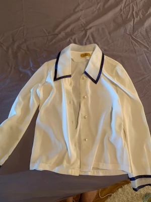 Blus, storlek S - Säljer denna fina blus i storlek S, i bra skick, knappt använd.