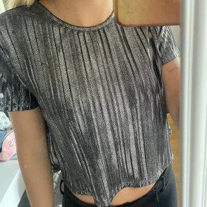 Fest topp!  - Säljer min silvriga topp, perfekt till utgång eller liknande<3 
