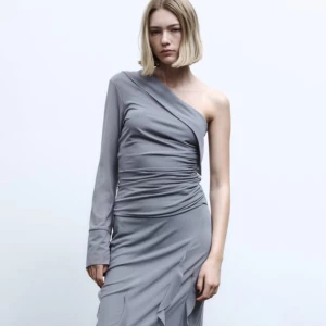 Fin tröja - Säljer denna helt oanvända tröjan från Zara (prislappen är kvar). Säljer då den inte kommer till användning.☺️