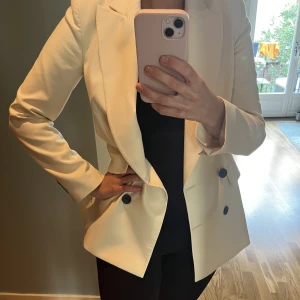 Vit kavaj till kontoret  - Vit kavaj, superfint skick! Något längre modell. Passar perfekt på kontoret! 