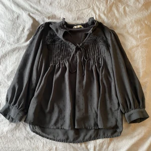 Blus - Superfin blus ifrån ONLY fast köpt på zalando. Bra sick, säljer då den börjar bli för liten! Storlek XS fast funkar som XS-S. 
