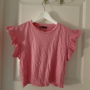 Volang topp - Säljer den här super söta volang toppen från zara som jag inte längre använder men är fortfarande i ett fint skick 💗