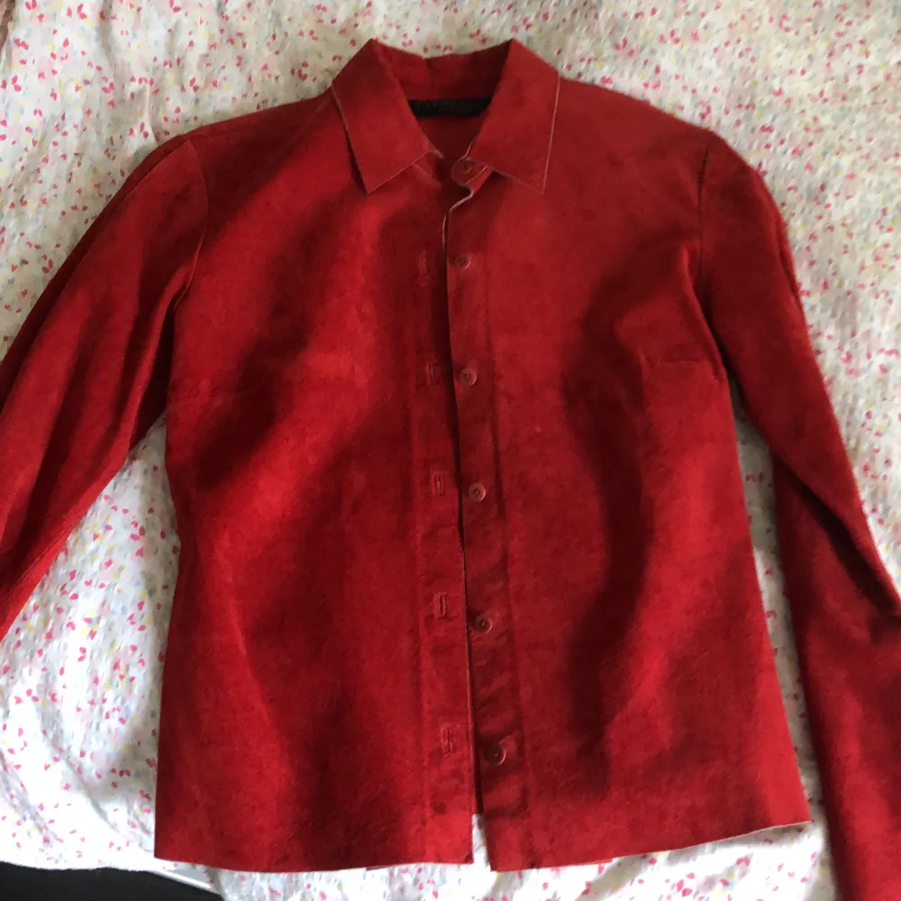 Jättefin röd mockaskjorta/jacka (inte värmande) köpt på second hand i Köpenhamn för ca 600. Säljer då jag har för många jackor! TRYCK INTE PÅ KÖP NU, ställ gärna frågor💗köpt för ca 600. Jackor.