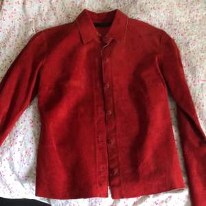 Jättefin röd mockaskjorta/jacka (inte värmande) köpt på second hand i Köpenhamn för ca 600. Säljer då jag har för många jackor! TRYCK INTE PÅ KÖP NU, ställ gärna frågor💗köpt för ca 600