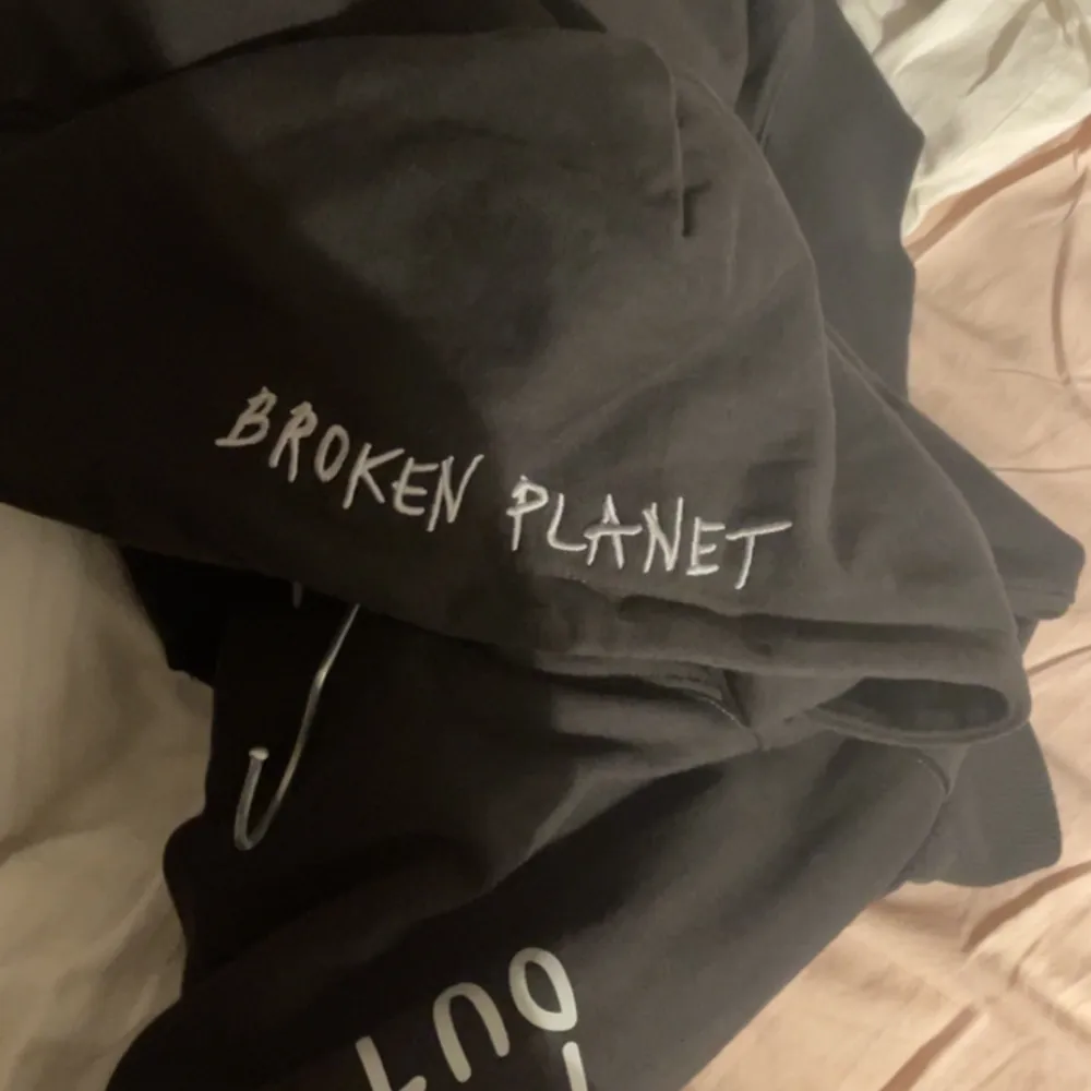 Säljer min broken planet hoodie som inte kommer till användning.. Hoodies.