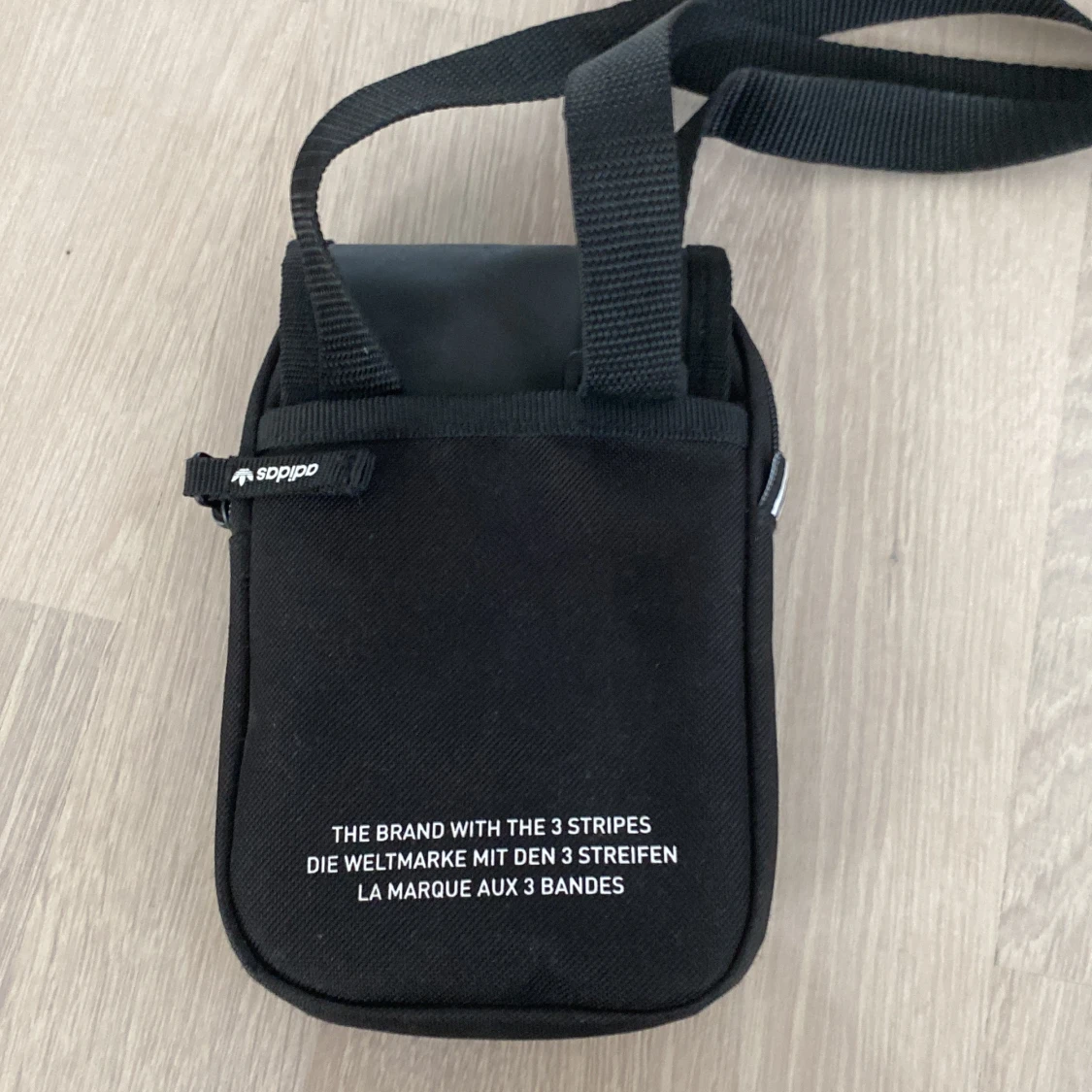 Adidas Axel väska svart  - 90