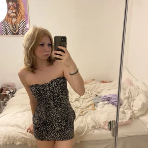 Minidress - Minidress perfekt för fest. Leopardmönstrad, y2k.