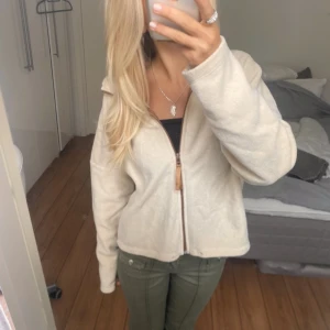 Cardigan - Säljer denna tröja/cardigan. Har du någon fråga är det bara att höra av dig🫶🏻
