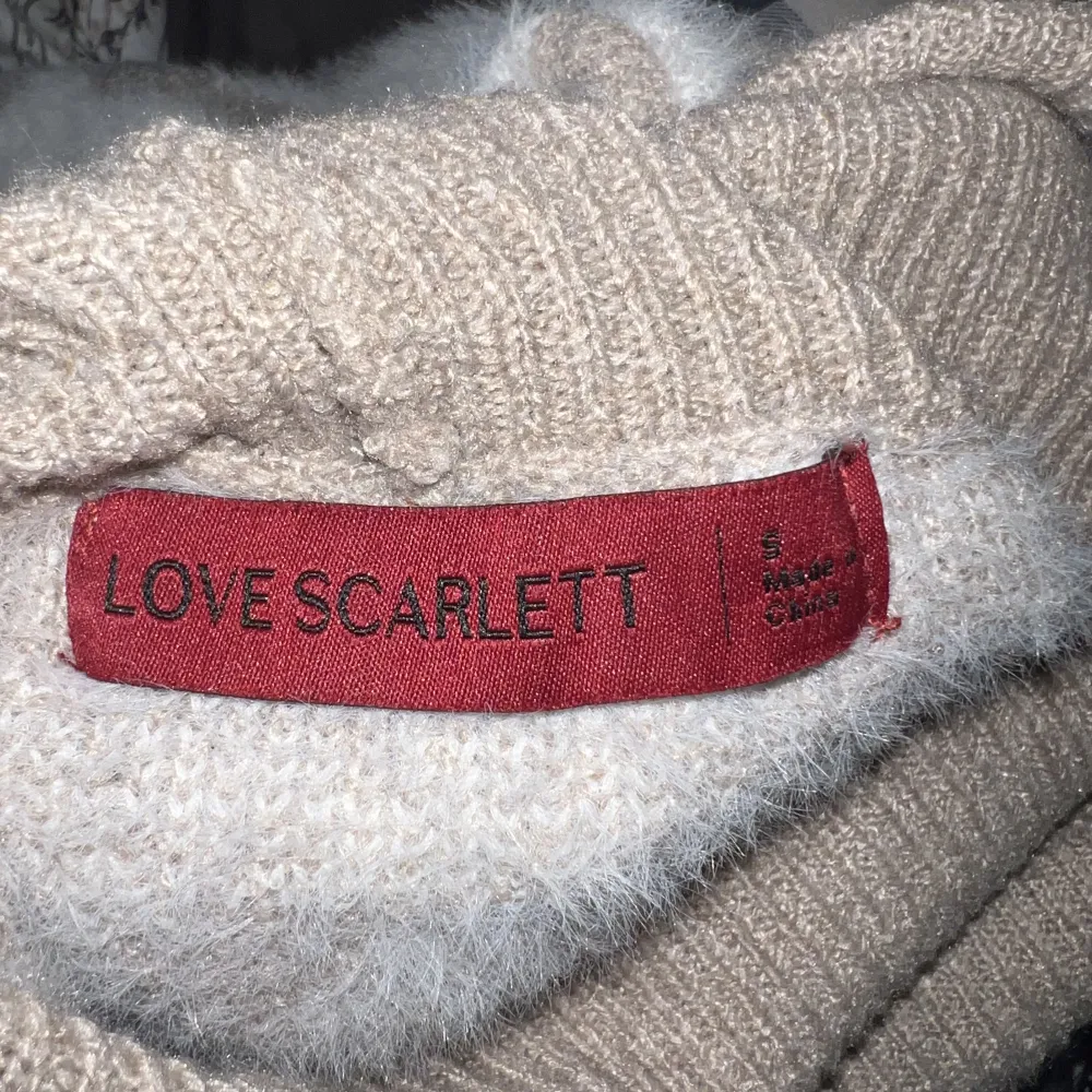 Jag säljer min stickade tröja med polo krage ifrån Love Scarlett. Den är köpt i usa för några månader sen men kommer inte till användning. I storlek S, väldigt bra skick!💕. Stickat.