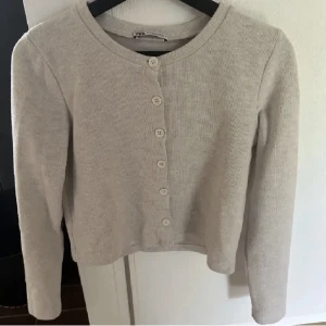 Zara kofta  - Superfin stickad kofta från zara. Nyskick. 