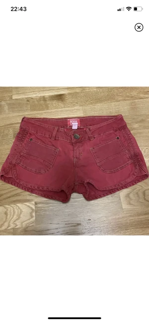 Röda shorts - Säljer dessa superfina röda jeans shortsen som är för små för mig 💕pris är diskuterbart 💕