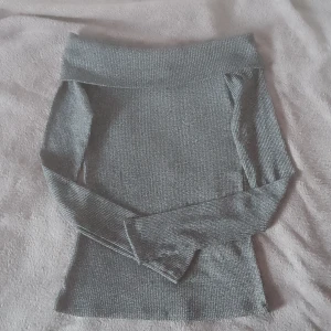 Ribbad tröja från gina - Ribbad tröja från gina Ganska liten i storleken och mörkare grå i verkligheten. Aldrig använd.