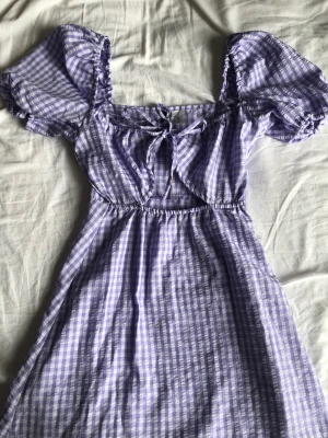 Perfekt sommar klänning  - Klänningen kommer från H&M och har använts 2 gånger som jag minns det. Den ser helt ny ut och det borde inte vara några problem med den, den är mycket tight dock så XXS-XS skulle jag rekommendera för denhär klänningen.
