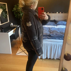 Jacka - En jättemysig och varm jacka från Odd Molly. Färgen mörkgrå. I jättebra skick och har använts väldigt sparsamt. Nypris 2000kr. Passar S/M. Skönt och mjukt material innuti med fint mönster. Kommer inte till användning längre🩵 skriv vid intresse och frågor❤️‍🔥