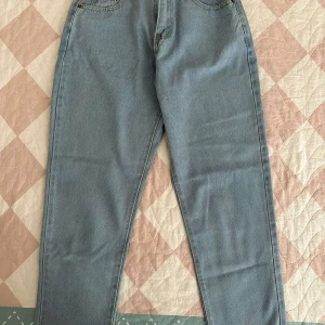 Helt nya jeans  - Säljer min helt nya jeans för att jag behöver pengar för min uf-företg 