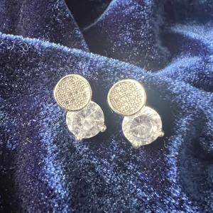 Diamant örhängen säljes - Diamant örhängen i rostfritt stål