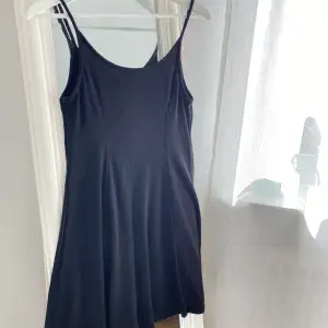 Ribbad klänning från Gina Tricot, känns lite tyngre i materialet!👗