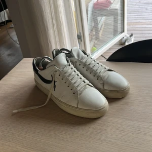 Arigato skor - Säljer nu dessa Arigato skor i storlek 42 då det blivit små för för mig. Skorna är i bra skick och är köpta från Arigato butiken i Stockholm. Kvitto påse och box finns med, skriv för fler frågor